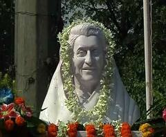 Reporter Stories: এসএন ব্যানার্জি রোডে অভিনব কায়দায় ইন্দিরা গাঁধীর জন্মদিন পালন কংগ্রেসের, সঙ্গে পেঁয়াজের মূল্যবৃদ্ধির প্রতিবাদ 