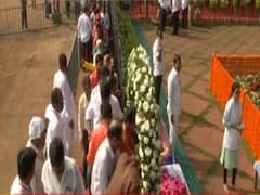 Bal Thackeray को श्रद्धांजलि देने पहुंचे कई शिवसैनिक, Uddhav के दूत बनकर दिल्ली आ सकते हैं Raut