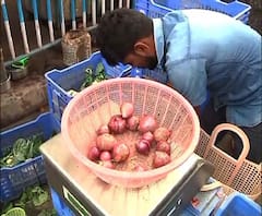 Reporter Stories: ৫৯ টাকা কেজি দরে পেঁয়াজ পেতে সুফল বাংলার স্টলের সামনে লম্বা লাইন