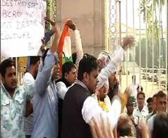 পূর্ব বর্ধমানে বিধানচন্দ্র রায়ের মূর্তি ভাঙার প্রতিবাদে রাজভবনের সামনে কংগ্রেসের বিক্ষোভ