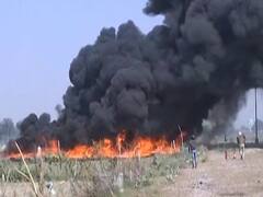 जमीन का मुआवजा न मिलने से नाराज किसानों ने की खेत में आगजनी