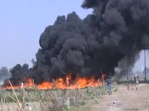 जमीन का मुआवजा न मिलने से नाराज किसानों ने की खेत में आगजनी