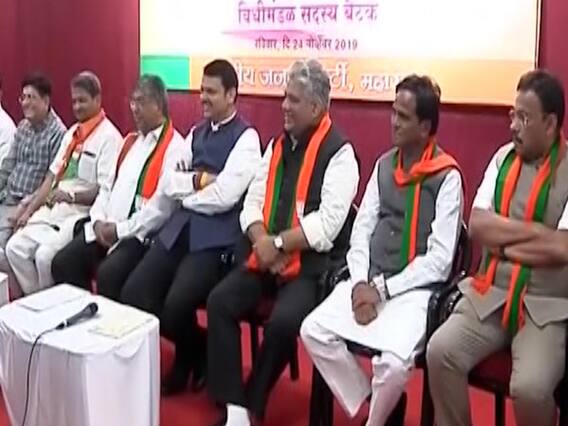 मुंबई में हो रही है Devendra Fadnavis की BJP विधायकों संग बैठक 