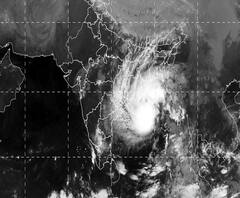 পশ্চিমবঙ্গ-বাংলাদেশের দিকে এগোচ্ছে বুলবুল- খবর ফটাফট