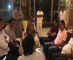 Shivsena | भाजपला सत्तास्थापनेचं आमंत्रण मिळाल्यानंतर शिवसेनेची खबरदारी, आदित्य ठाकरे हॉटेलवर | ABP Majha