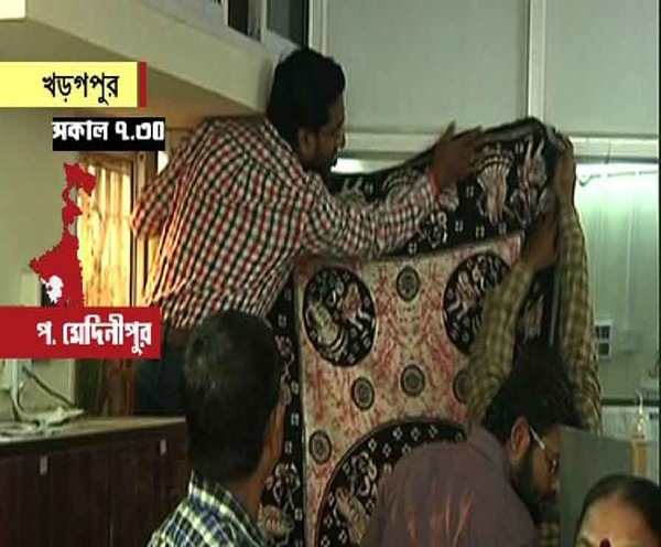 কে, কাকে ভোট দিচ্ছে, সবই দেখা যাচ্ছে আয়নায়, খড়্গপুরে ঢেকে দেওয়া হল ‘মিরর ওয়াল’