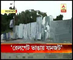 মাঝেরহাটে বেইলি ব্রিজের রেলগেট ভেঙে বিপত্তি, যানজটে হয়রান মানুষ