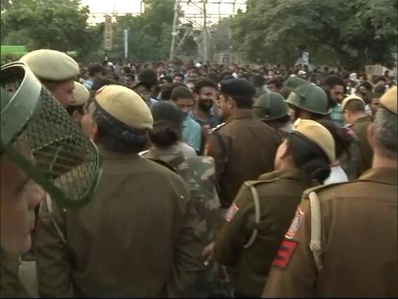 JNU के छात्रों ने किया प्रदर्शन, जानिए पूरा मामला