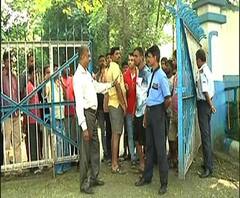 ছটপুজো: রবীন্দ্র সরোবরের কড়া নিরাপত্তাকে বুড়ো আঙুল দেখিয়ে গেটের তালা ভাঙল বহিরাগতরা