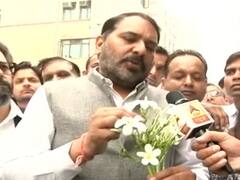 Delhi Police Vs Lawyers: वकीलों का रुख पड़ा नरम, कहा- मुवक्किलों को बाटेंगे सफेद फूल