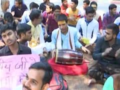 मुस्लिम प्रोफेसर पर BHU में बवाल जारी, छात्र दे रहे हैं कोर्ट जाने की धमकी