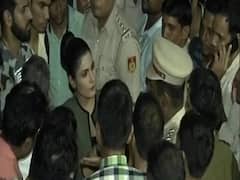 Delhi police officials continue to protest for over ten hours now