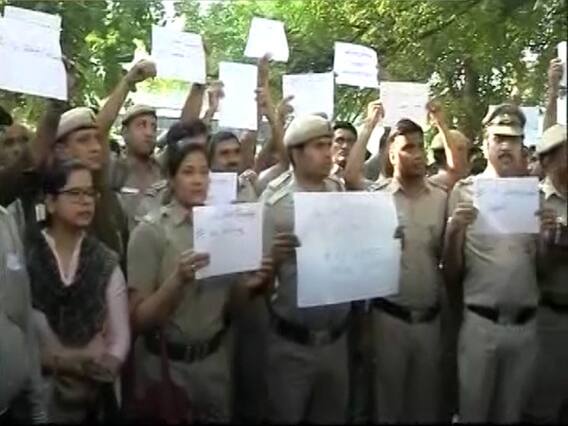 पुलिसकर्मियों से सुनिए- ड्यूटी के दौरान किन दिक्कतों का करते हैं सामना? | Tis Hazari Court Case