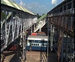 Reporter Stories: বর্ধমান স্টেশনে পদপিষ্টের ঘটনার জের, আগে থেকেই ট্রেনের হচ্ছে ঘোষণা, ফুটব্রিজে দাঁড়াতে দেওয়া হচ্ছে না যাত্রীদের