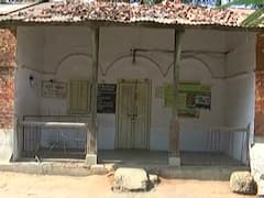 વડોદરાઃ નિઝામપુરાની તલાટી ઓફિસમાં સોમવારે જોવા મળ્યા તાળા, જુઓ વીડિયો