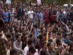 JNU में फीस पर जंग जारी, छात्रों और पुलिस के बीच हुई झड़प
