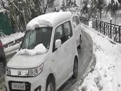 Srinagar में जमा हुई डेढ़ फुट बर्फ, घाटी को जोड़ने वाले कई हाइवे बंद