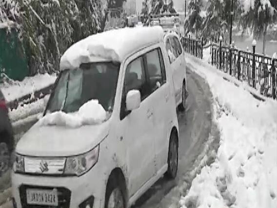 Srinagar में जमा हुई डेढ़ फुट बर्फ, घाटी को जोड़ने वाले कई हाइवे बंद