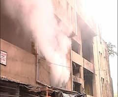 Reporter Stories: বুধবার ভোররাতে পদ্মপুকুরে চামড়ার গুদামে আগুন