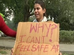 હૈદરાબાદ બળાત્કાર-હત્યા કેસઃ દિલ્લીમાં યુવતીએ સંસદ ભવન સામે કર્યા ધરણા, જુઓ વીડિયો