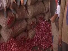 प्याज की कीमतों ने जनता को रुलाया, कांग्रेस ने सरकार पर साधा निशाना