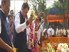 Bal Thackeray को श्रद्धांजलि देने पहुंचे Devendra Fadnavis 