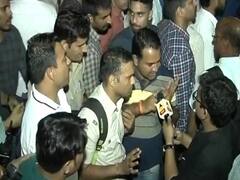 अपनी मांग पर अड़े प्रदर्शनकारी, पुलिसवालों को मनाने की कोशिश जारी