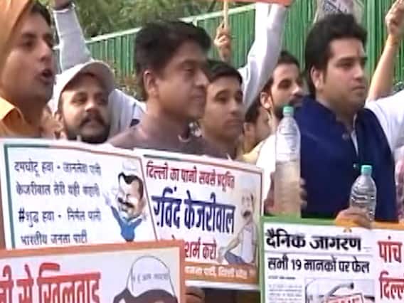 दिल्ली के 'जहरीले' पानी पर सड़क, सोशल मीडिया से लेकर संसद तक मचा हल्ला