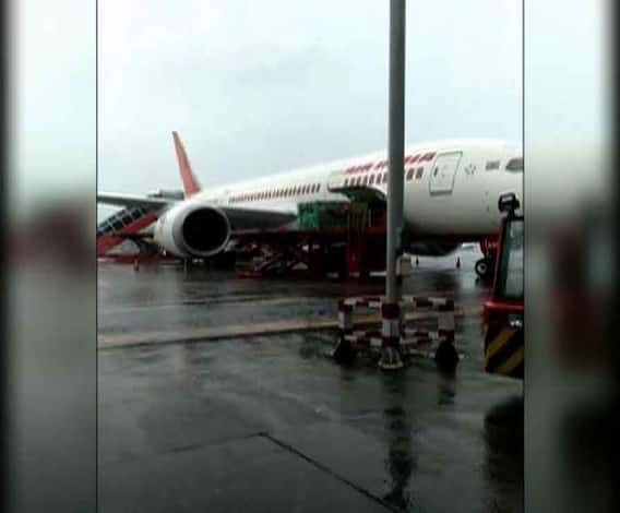 ঘূর্ণিঝড় বুলবুল: আজ সন্ধে ৬টা থেকে ১২ ঘণ্টা কলকাতা বিমানবন্দরে সমস্ত উড়ান বন্ধ