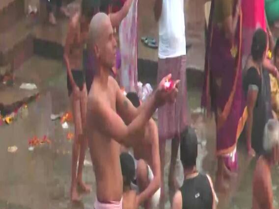 देवोत्थानी एकादशी पर वाराणसी में गंगा स्नान के लिए उमड़ी भीड़