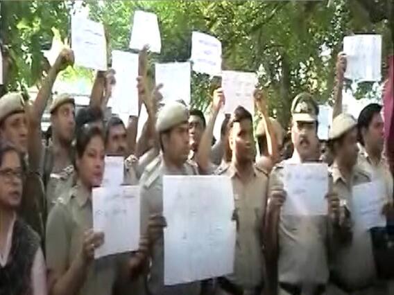 Delhi में Police वालों को आखिर विरोध प्रदर्शन के लिए क्यों उतरना पड़ा ? 