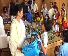 শিশু দিবস উপলক্ষে নবান্নে পড়ুয়াদের সঙ্গে সময় কাটালেন মুখ্যমন্ত্রী, দিলেন চকোলেট, ঘূর্ণিঝড়-বিধ্বস্ত অঞ্চলে পরীক্ষা পিছিয়ে দেওয়ার কথা ঘোষণা