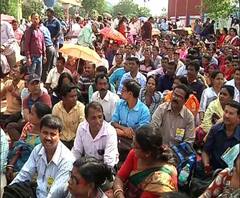 বিকাশ ভবনের অদূরে পার্শ্ব শিক্ষকদের অবস্থান বিক্ষোভ, স্কুলে না গিয়ে ৭ দিন ধরে বসে থাকলে আইন অনুযায়ী ব্যবস্থা নেওয়া হবে, হুঁশিয়ারি শিক্ষামন্ত্রীর