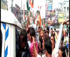বুদবুদে বিধানচন্দ্র রায়ের মূর্তি ভাঙার ঘটনায় দোষীরা গ্রেফতার না হওয়ায় কংগ্রেসের রাস্তা অবরোধ