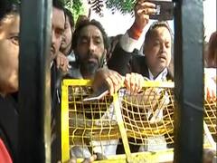 Police Vs Lawyer: पब्लिक ने की कोर्ट का गेट तोड़ने की कोशिश, वकीलों से पूछा- हमारा क्या कसूर? 