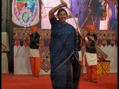 ભાવનગરઃ કેન્દ્રીય મંત્રી સ્મૃતિ ઇરાનીએ કરી તલવારબાજી, જુઓ વીડિયો