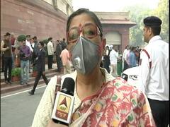 Pollution की वजह से मास्क लगाकर संसद पहुंचीं TMC MP Kakoli Ghosh