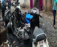 Mumbai | जुन्या वादातून दिंडोशीत 5 दुचाकी जाळल्या | ABP Majha 
