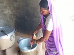 मिडडे मीले के नाम पर पानी मिलाकर 1 लीटर दूध 81 बच्चों में बंटा, यूपी के सोनभद्र का मामला । Ghanti bajao