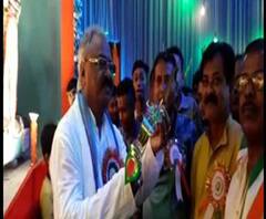 জগদ্ধাত্রী পুজোর উদ্বোধনে অস্ত্র উপহারকে কেন্দ্র করে ফের বিতর্ক, কাঠগড়ায় তৃণমূল বিধায়ক