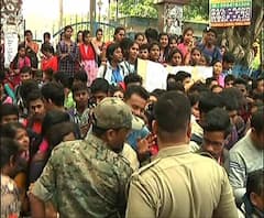 ফি বৃদ্ধির প্রতিবাদে খড়গপুর কলেজে অধ্যক্ষকে আটকে ছাত্র বিক্ষোভ, আলোচনার মাধ্যমে মিটমাটের আশ্বাস কর্তৃপক্ষের