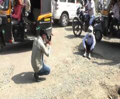 Ahmednagar Potholes Issue | अहमदनगरच्या रस्त्यावर खड्ड्यांचं साम्राज्य, सरकारचे डोळे उघडण्यासाठी तरुणाचं अनोखं आंदोलन | स्पेशल रिपोर्ट | ABP Majha