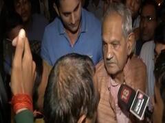 धरने के दौरान बेहोश हुए रिटायर्ड पुलिसकर्मी | Tis Hazari Court Case