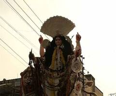 চন্দননগরে শোভাযাত্রা দেখার জন্য চড়া দামে বিক্রি হচ্ছে সামনের সারির টিকিট