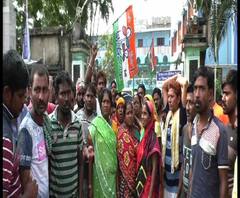 Reporter Stories: পুরসভার স্বজন পোষণের অভিযোগে কাজ বন্ধ করে অস্থায়ী কর্মচারীদের বিক্ষোভ টিটাগড়ে