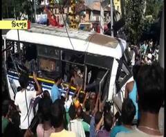 চিৎপুর লকগেট ব্রিজের কাছে স্কুলবাসের দুর্ঘটনা, আহত বেশ কয়েকজন পড়ুয়া