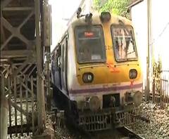 Mumbai Local | ट्रान्सहार्बर आणि मध्य रेल्वेवरील लोकल वाहतूक उशिराने | ABP Majha