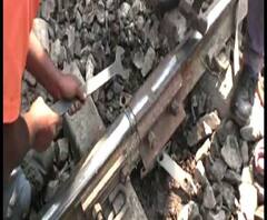 টিটাগড়ে রেল লাইনে ফাটল, ট্রেন চলাচল ব্যাহত