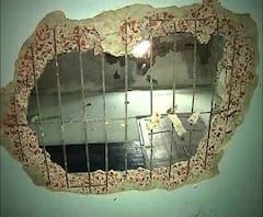 Reporter Stories: চারু মার্কেট এলাকায় আগাম না জানিয়েই স্কুলের বাড়ি ভেঙে ফেলার অভিযোগ প্রোমোটারের বিরুদ্ধে, আটক ২