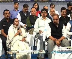 কলকাতায় আজ ১৮.১, সংবিধান দিবসে রাজ্য-রাজ্যপালের পৃথক অনুষ্ঠান, আরও খবর দেখে নিন ফটাফট